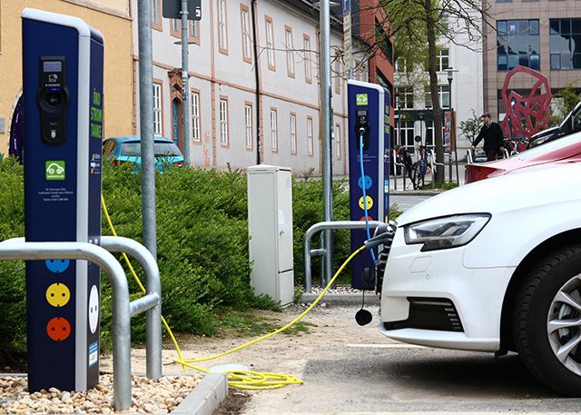 Nach Angaben der Stadtwerke Energie befinden sich am Eichplatz die „Lieblings-Ladesäulen“ von Jena. Von circa 15.000 Ladevorgängen in der Stadt im vergangenen Jahr wurde allein hier 3.800 Mal Ökostrom getankt.