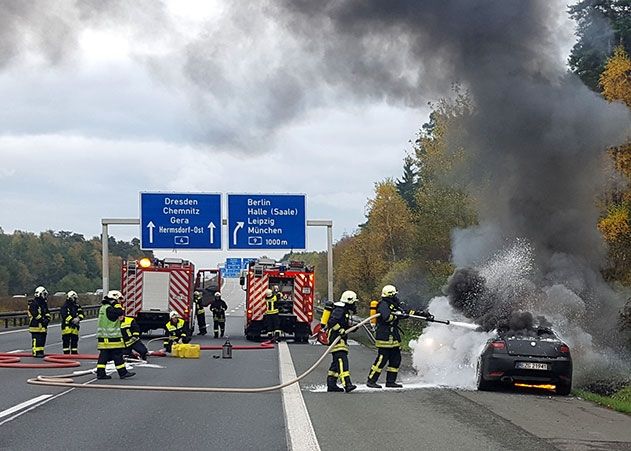 Die Feuerwehr musste am Sonntagnachmittag ein brennendes Auto auf der A4 löschen.
