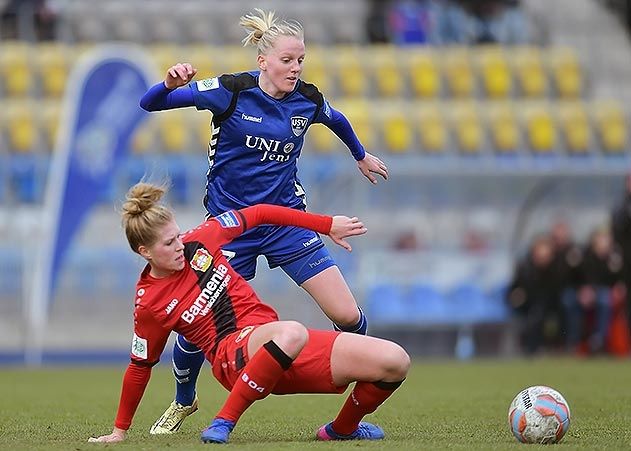 Die Jenaerin Lina Hausicke (hinten) gegen die Leverkusenerin Rebecca Knaak im Bundesliga-Spiel FF USV Jena gegen Bayer 04 Leverkusen.