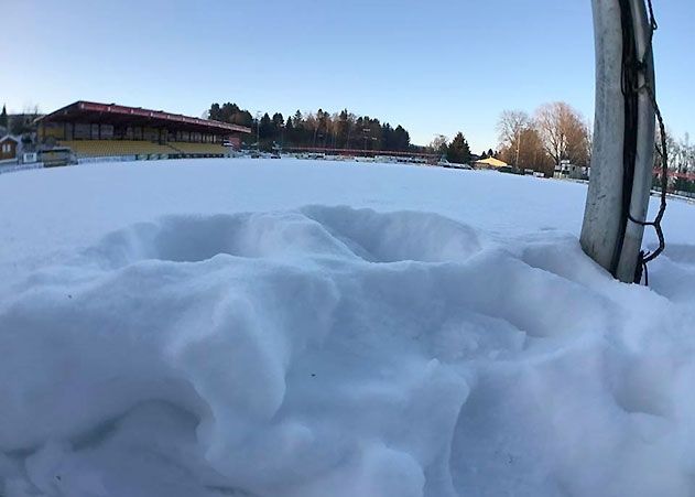 Im der Rasen im Auerbacher VfB-Stadion ist derzeit völlig mit Schnee bedeckt.