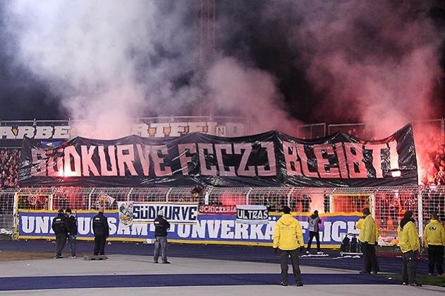 In der zweiten Runde des DFB-Pokals gegen den VfB Stuttgart sind mehrfach bengalische Feuer im Jenaer Zuschauerbereich gezündet worden.