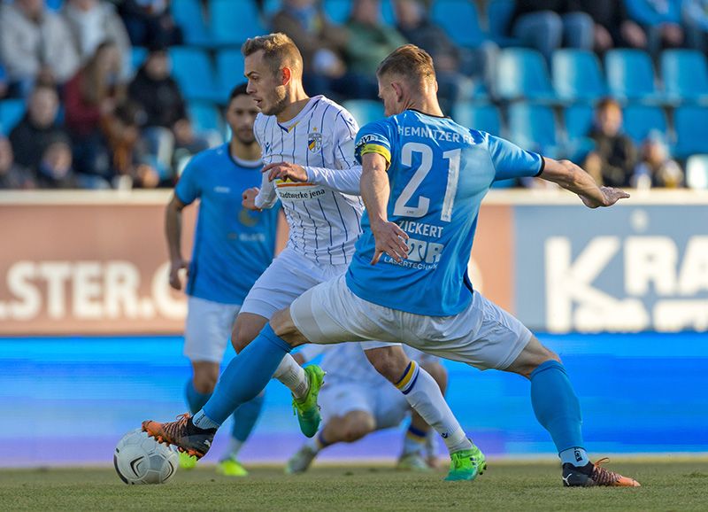 Im Duell der Jenaer Justin Petermann mit dem Chemnitzer Robert Zickert.