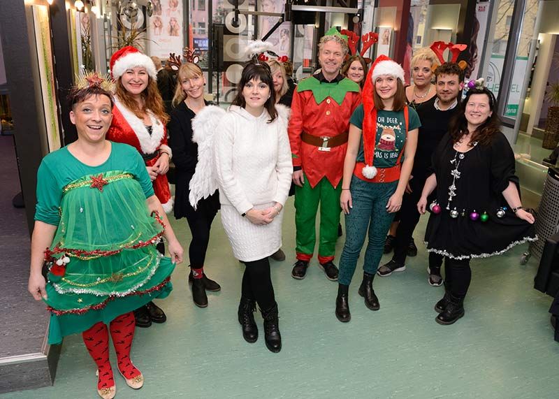Ob Weihnachtsbaum, Weihnachtsengel oder Weihnachtswichtel - Auch bei Ihren Weihnachtskostümierungen bewiesen die Haarkünstlerinnen und Haarkünstler Kreativität, Phantasie und handwerkliches Geschick.