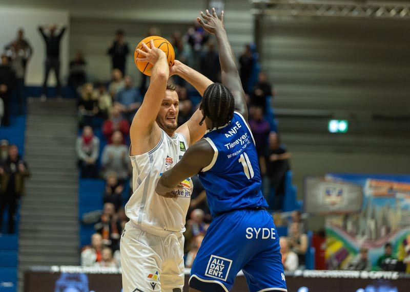 Jenas Stephan Haukohl (l.) teilt sich gemeinsam mit Kapitän Brandon Thomas die Krone des Topscorers.