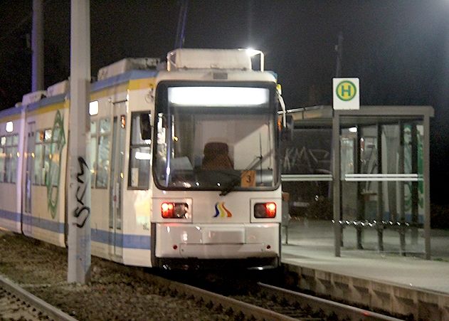 Uriniert und erbrochen: Da ein Betrunkener nach einer Verunreinigung nicht freiwillig die Straßenbahn verlassen wollte, musste die Polizei gerufen werden.