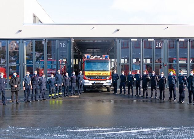 Die 16 Kameraden mit Ihren Ausbildern, Feuerwehrchef Peter Schörnig (1.v.r.) und Dezernent Benjamin Koppe (2.v.l.).
