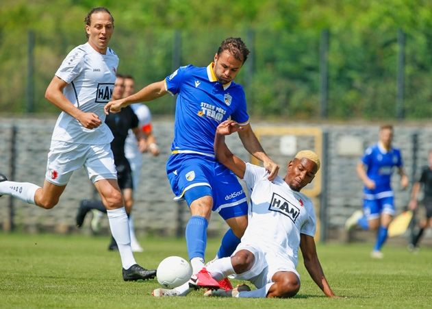 Im Duell: Jenas Fabian Eisele und der Berliner Charmaine Häusl.