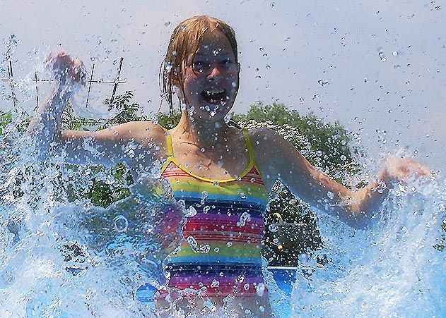 Wasservergnügen pur: Eine Spendenaktion von Jenaer Firmen soll Tafel-Kindern einen kostenlosen Badespass während der Sommerferien ermöglichen.