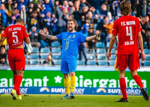 Jenas Dominik Bock jubelt nach dem 3:1-Treffer im 3. Liga Spiel des FC Carl Zeiss Jena gegen den F.C. Hansa Rostock.