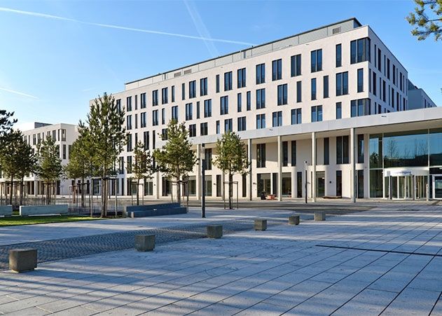 Blick auf den neuen Haupteingang zum Universitätsklinikum Jena. Nächste Umzugsphase am Uniklinikum Jena startet am 31. März mit den Kliniken für Innere Medizin.