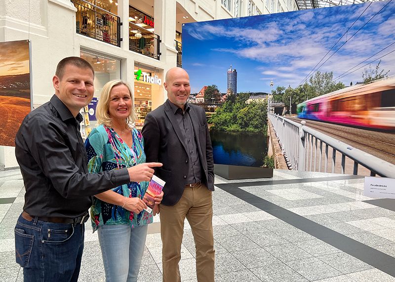 Fotograf Tino Zippel (l.), Hospiz-Chefin Christiane Klimsch und Center-Manager Michael Holz.