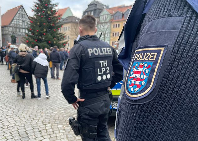 Die Stadt Jena weist darauf hin, dass Versammlungen bei unmittelbarer Gefährdung der öffentlichen Sicherheit und Ordnung bereits vor Ihrem Beginn verboten und aufgelöst werden können.