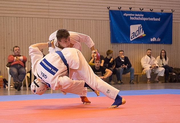 Sebastian Lehmann (Uni Magdeburg) und Christian Straubinger (LMU München) beim Finalkampf im Fighting unter 77 kg.