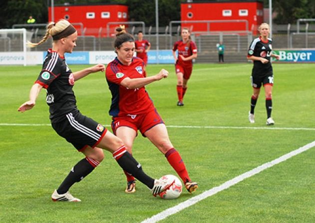 Im Zweikampf: Nina Claassen (Bayer Leverkusen) und Christina Julien (FF USV Jena)