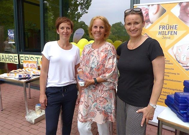 Ines Römer-Lassahn von den Stadtwerken Energie (mitte), Yvonne Hoyer-Bachmann und Steffi Herold vom Erstbesuchsdienst mit dem Traumlicht.