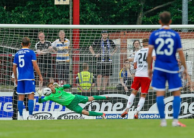 In der 35. Minute Elfer für Meuselwitz: Jenas Keeper Lukas Sedlak pariert den Schuss von Ex-Jenaer Felix Müller und bringt damit den FCC auf die Siegerspur.