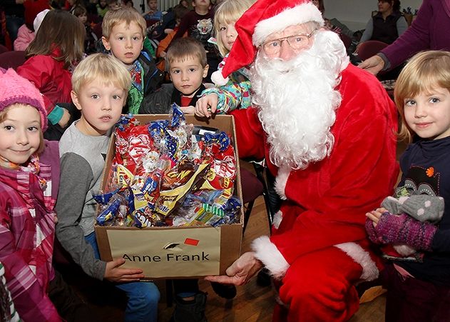 Neulobedas Ortsteilbürgermeister Volker Blumentritt schlüpfte heute morgen wieder in sein Weihnachtsmannkostüm und hatte mächtig viel zu tun..