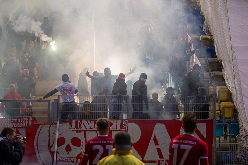 Cottbus-Anhänger zündeten während des Spiels mehrere Raketen in Richtung Fans des FC Carl Zeiss Jena auf der Haupttribüne.