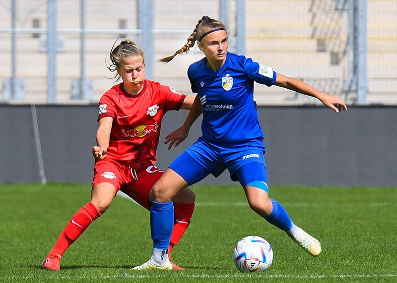 Johanna Seifert schoss das erste Saison-Tor für den FC Carl Zeiss Jena. Hier im Duell mit der Leipzigerin Luca Maria Graf.