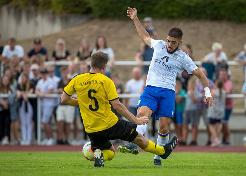 Doppeltorschütze Vasileios Dedidis (r.) im Duell mit dem Leinefelder Dominik Dahlke.