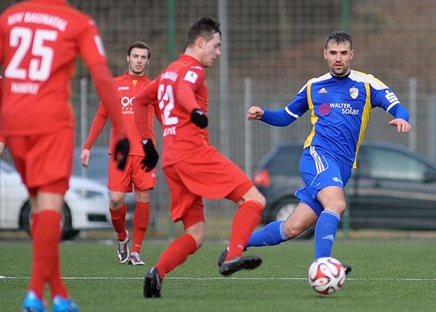 Der Jenaer Daniel Rupf (rechts) gegen den Baunataler Daniel Borgardt, beim Testspiel des FC Carl Zeiss Jena gegen den KSV Baunatal am 31.01.2015 im Ernst-Abbe-Sportfeld.