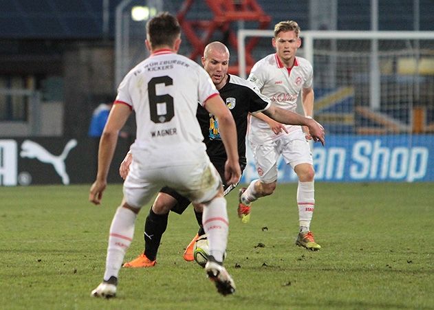 Jenas Stürmer Manfred Starke im Duell mit dem Würzburger Kai Wagner.