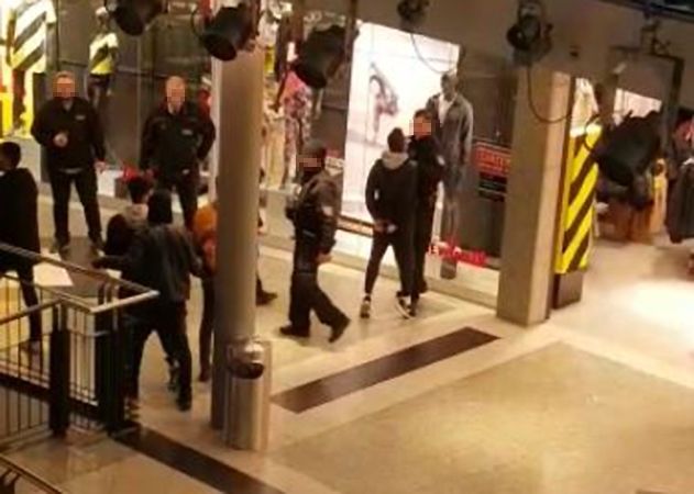 Passanten filmten die Auseinandersetzungen zwischen dem 17-Jährigen (rechts im Bild) und der Polizei in der Goethe Galerie.