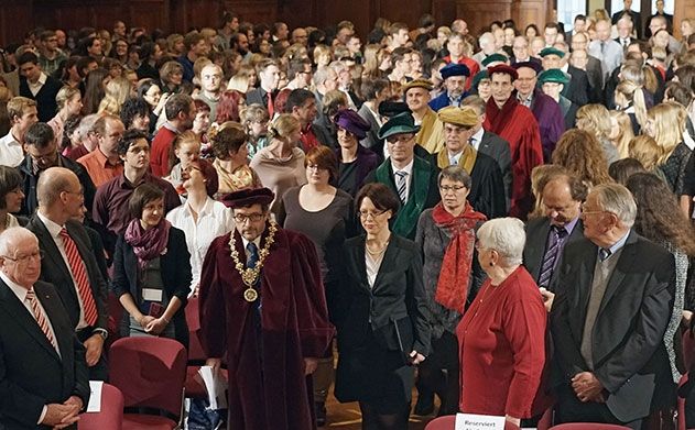 Der neue Präsident Prof. Dr. Walter Rosenthal (vorne mit Amtskette) an der Spitze des Senats der Universität Jena zu Beginn der Feierlichen Immatrikulation der Matrikel 2014/15.