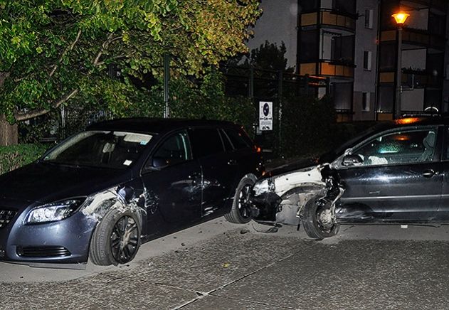 Gegen 4.15 Uhr krachte der betrunkene Fahrer u.a. gegen einen am Fahrbahnrand stehenden Opel in der Schrödingerstraße im Stadtteil Winzerla.