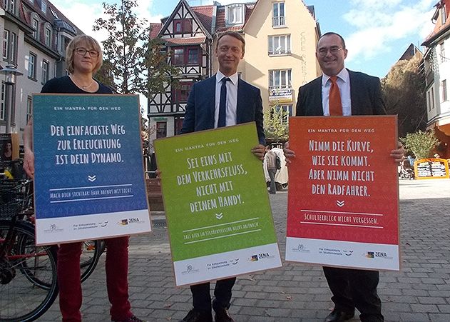 Stadtentwicklungsdezernent Denis Peisker (m.), Aktionsverantwortliche Ulrike Zimmermann und KSJ-Werkleiter Uwe Feige stellten die Kampagne für mehr Rücksichtnahme im Straßenverkehr vor.