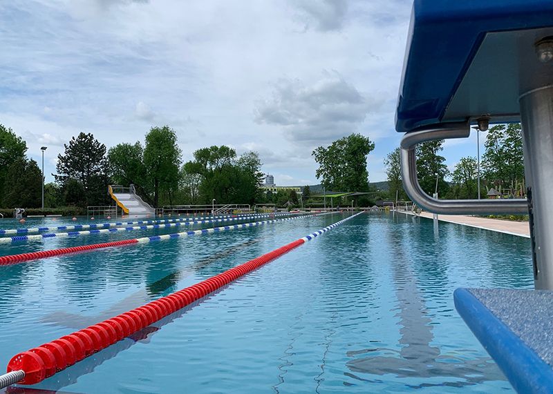 Idyllisch am Fuße des Jenzig gelegen, bietet das Ostbad mit einer momentanen Wassertemperatur von 18 Grad täglichen einen Ort zum Schwimmen.