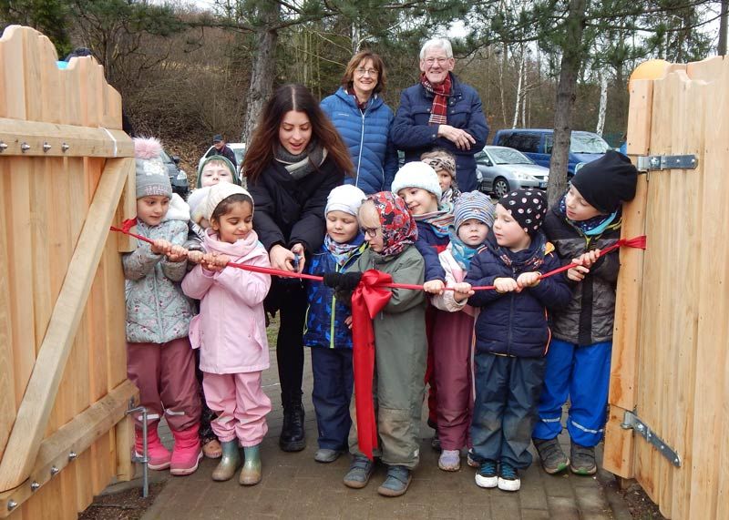 Die Kinder der AWO-Kita „Kinderzeit“ hatten die Ehre, das Eröffnungsband zu zerschneiden.