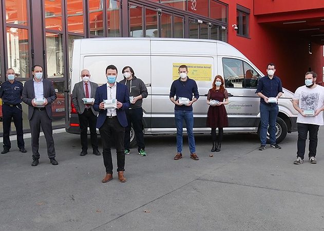 Vertreterinnen und Vertreter des Studierendenwerkes nehmen die Maskenspende in der Feuerwehr entgegen.