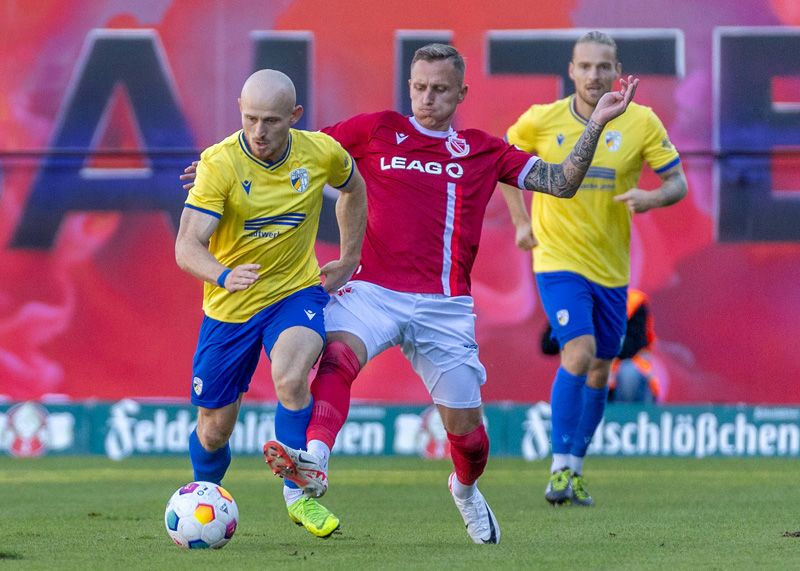 Im Duell Jenas Torschütze zum 1:0 Maximilian Krauß mit dem Cottbuser Paul Milde.