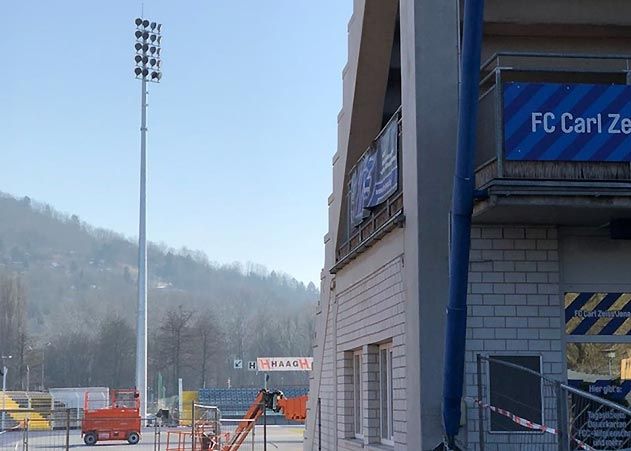 Der Erste steht: Derzeit werden im Ernst-Abbe-Sportfeld die vier neuen Flutlichtmasten aufgestellt.