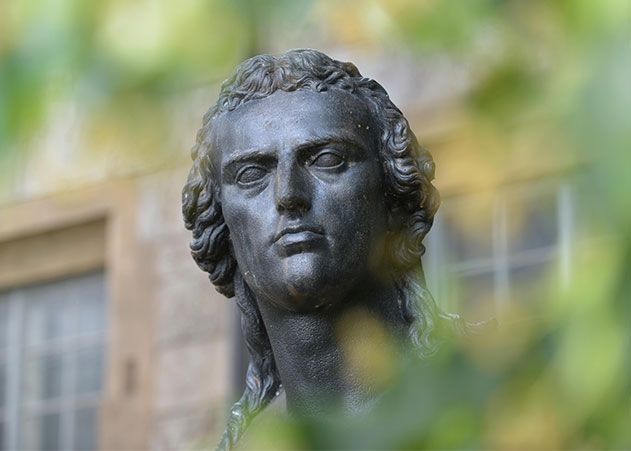 Die Büste Friedrich Schillers vor dem Universitätshauptgebäude.