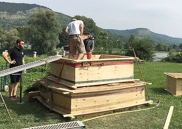 Die Helfer bereiten eine Pyramide vor, aus der beim Familienfest eine Sandskulptur entsteht.