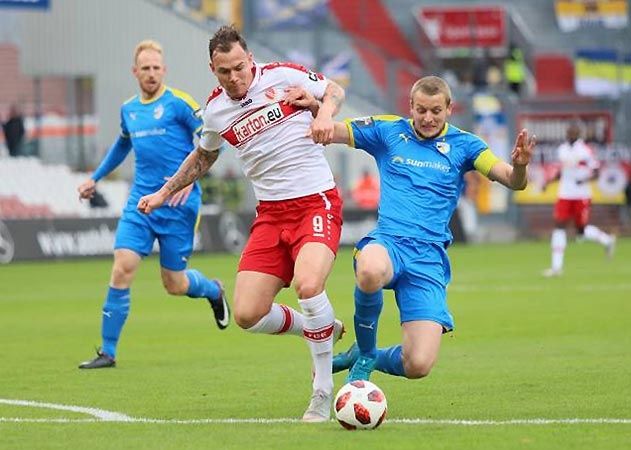 Der Jenaer Marius Grösch (r.) im Zweikampf mit dem Cottbusser Kevin Scheidhauer.