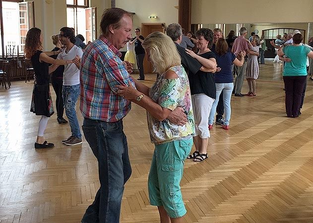 Zum Tag der offenen Tür der Tanzschule Näder ließen über 400 Besucher sich von der Musik leiten und versuchten sich in verschiedensten Tanzstilen.