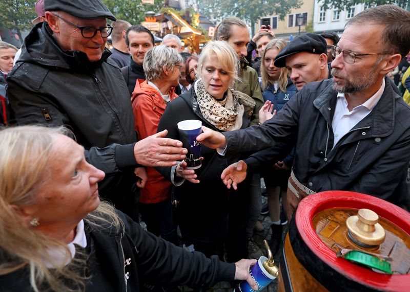 Mit gleich zwei Fässern Freibier hat Jenas OB Thomas Nitzsche das diesjährige Altstadtfest eröffnet.