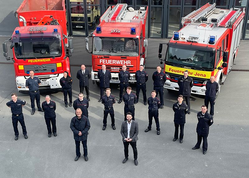 Die 15 Azubis mit ihren Ausbildern sowie Feuerwehrchef Peter Schörnig (vorne l.) und Dezernent Benjamin Koppe (vorne r.).