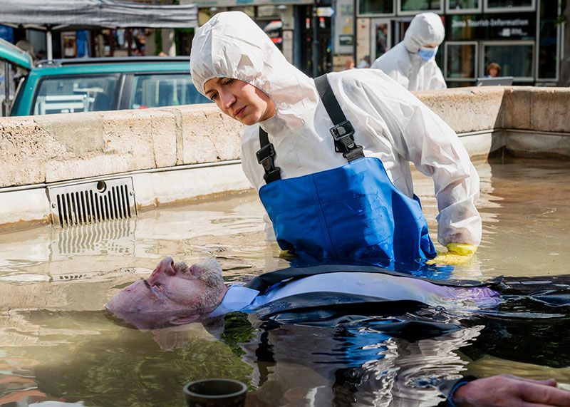 Marktplatz in Jena: Die Rechtsmedizinerin Dr. Theresa Wolff (Nina Gummich) untersucht die Leiche von Günther Blaubach (Stefan Morawietz) im Bismarckbrunnen. Sie stellt fest: die Tat muss an einem anderen Ort verübt worden sein.