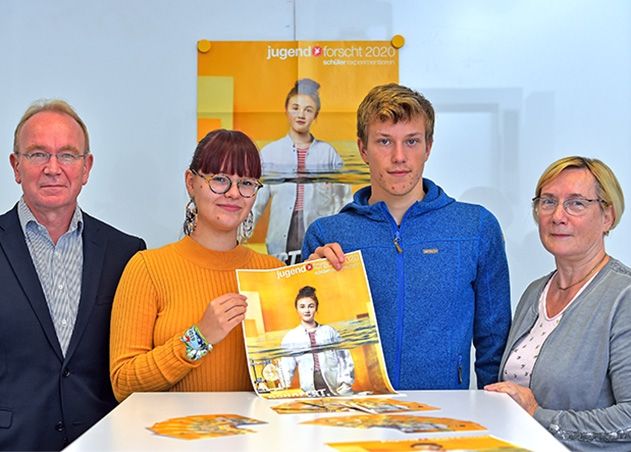 Dr. Ulrich Simon, Leiter der Konzernfunktion Research & Technology bei ZEISS sowie Patenbeauftragter des Wettbewerbs, mit Sarah Sophie Pohl und Theo Sonnenberg sowie Sabine Eisenbrand, Wettbewerbsleiterin des Regionalwettbewerbs Jena (v.l.)