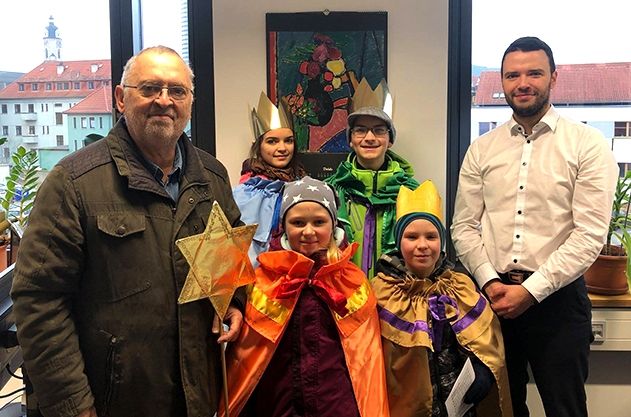 Auch im Büro des Finanzdezernenten Benjamin Koppe (r.) brachten die Sternsinger Sophia, Konstantin, Marie-Louise und Jakob (begleitet von Stadtrat Norbert Comouth) einen Segen an.