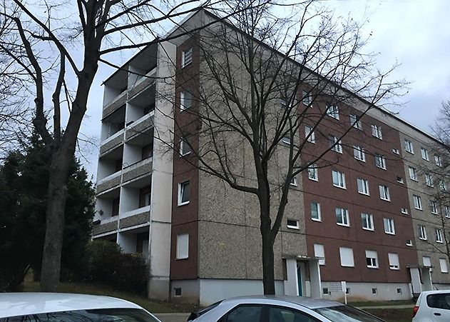 In diesem Wohnblock in der Ernst-Zielinski-Straße im Stadtteil Winzerla wurden am Montagnachmittag die Leichen von drei Erwachsenen und einem Baby gefunden.