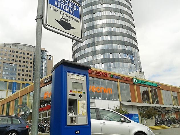 Am Parkschein-Automaten am Jenaer Eichplatz können Autofahrer auch mit der EC-Karte bezahlen.