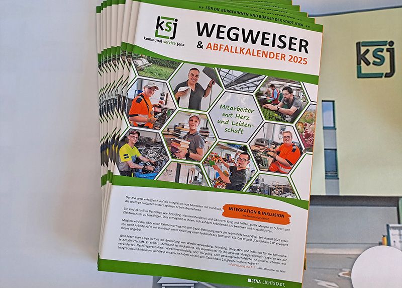 Der Wegweiser mit Abfallkalender 2025 wird ab kommender Woche an die Haushalte in Jena verteilt.