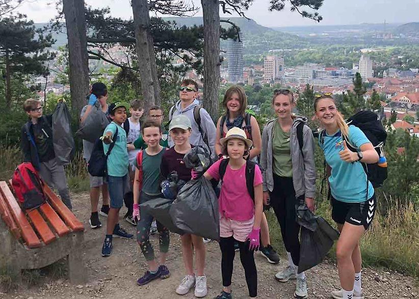 Beim "Plogging" verbanden die Schülerinnen und Schüler des Otto-Schott-Gymnasiums eine Wanderung auf den Landgrafen mit Müllsammeln.