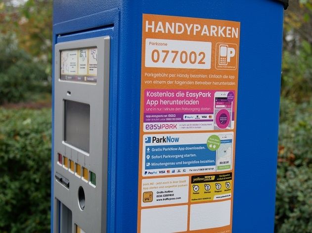 An den Parkscheinautomaten finden sich Anleitungen für die Bezahlung via Smartphone.