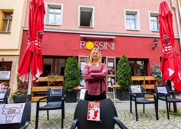 Marilyn Mattick, Geschäftsführerin des Rossini in Jena, und die Aktion „Leere Stühle Jena“ wollen weiterhin gegen die Schließung der Gastronomie ankämpfen.